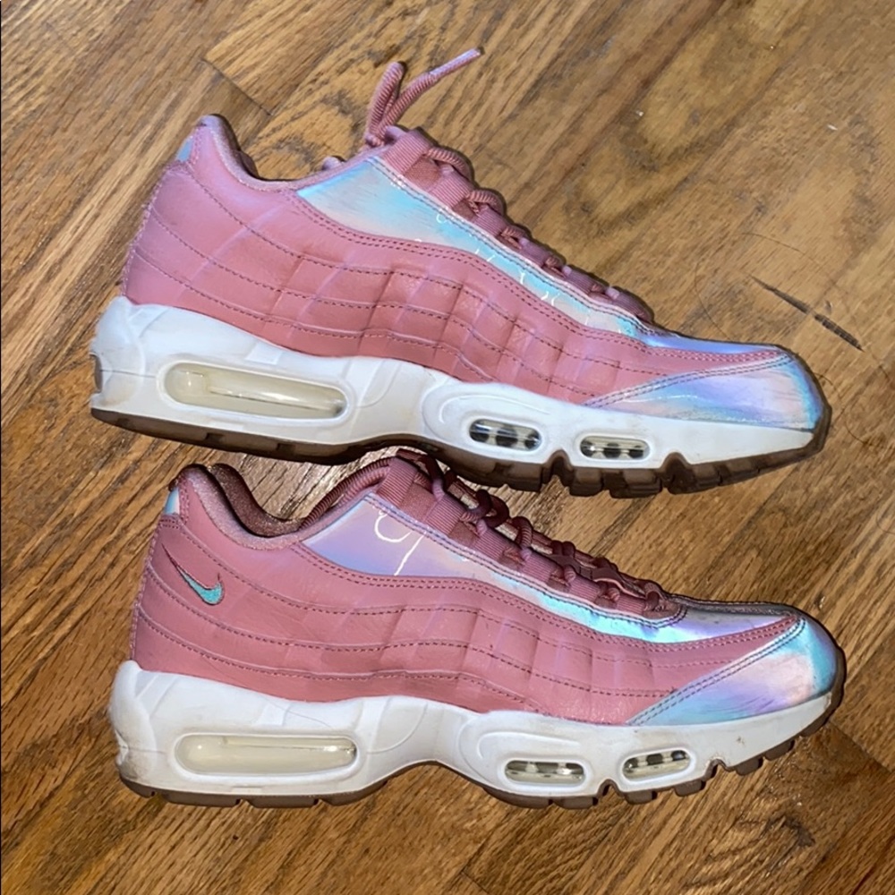 Rare rose pink Nike AirMax w/ holographic details